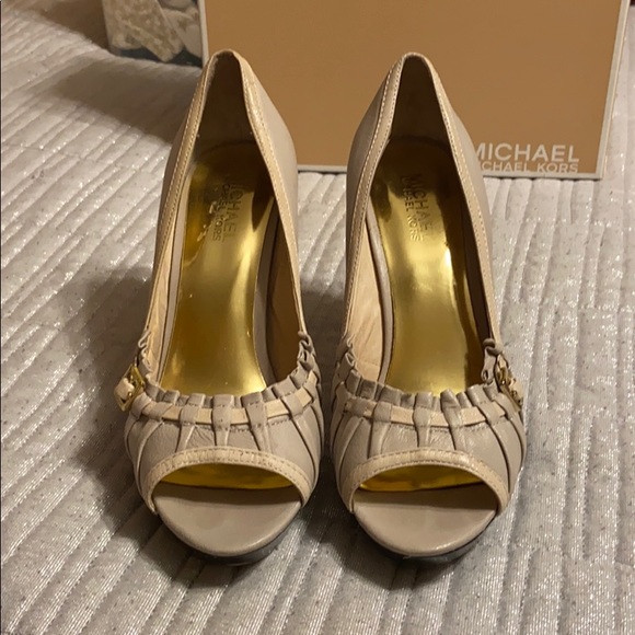 Shoes(604) - Picture 3 of 8